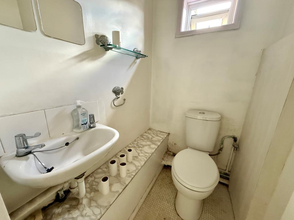 Lot: 67 - MIXED RESIDENTIAL AND COMMERCIAL INVESTMENT - Flat Three W.C.